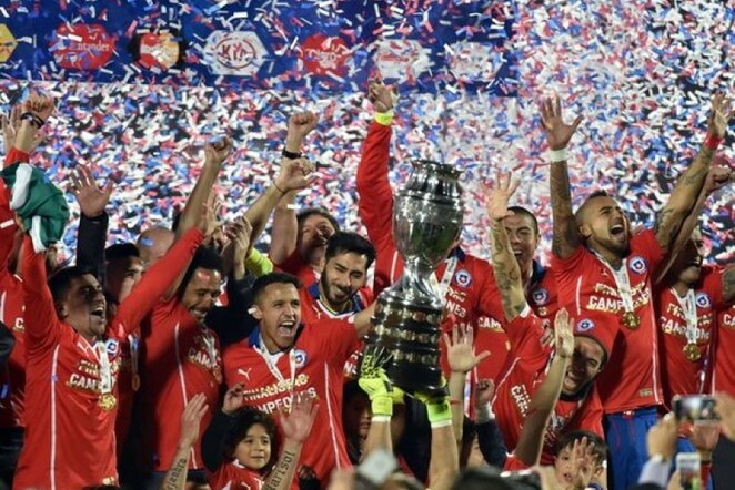 Čilės futbolininkai švenčia pergalę | AFP/Scanpix nuotr.
