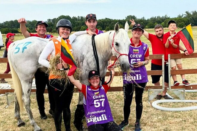 Ugnė Zalieckienė su komanda po finišo | Organizatorių nuotr.