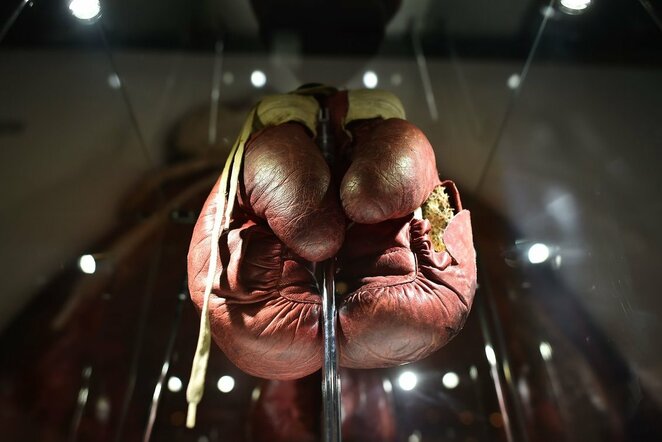 M.Ali bokso pirštinės, su kuriomis jis 1963 metais kovojo prieš  H.Cooperį  | Scanpix nuotr.