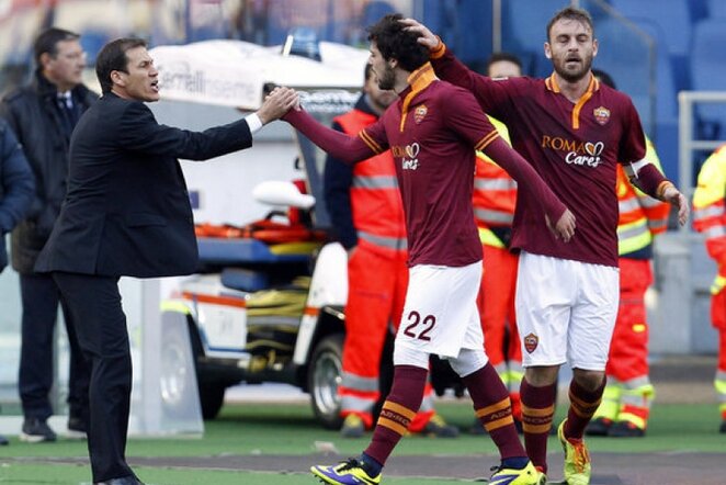 „Roma“ treneris Rudia Garcia (kair.) sveikina Mattia Destro | Reuters/Scanpix nuotr.