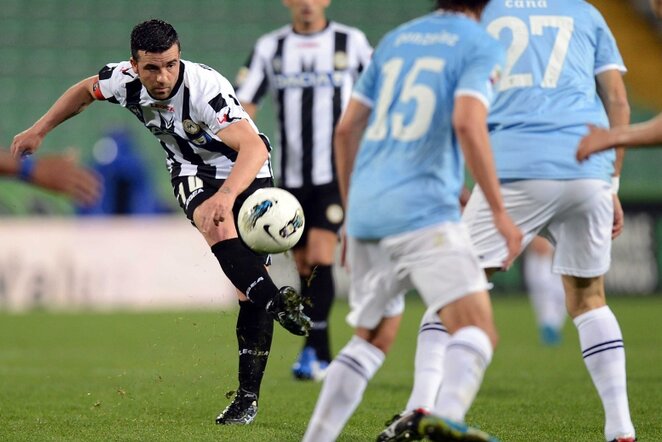 Antonio Di Natale smūgiuoja kamuolį (kairėje) | LaPresse/Scanpix nuotr.