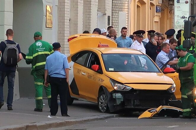 Taksi automobilis Maskvoje rėžėsi į pėsčiuosius | Scanpix nuotr.