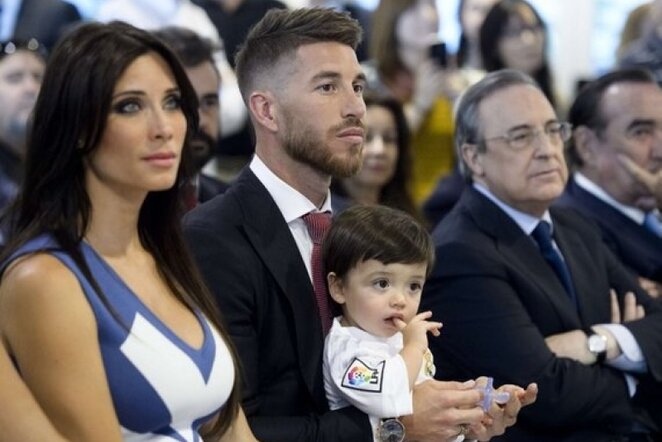 Sergio Ramosas su sūnumi (centre), jo žmona Pilar Rubio (kair.) ir Florentino Perezas (deš.) | AFP/Scanpix nuotr.