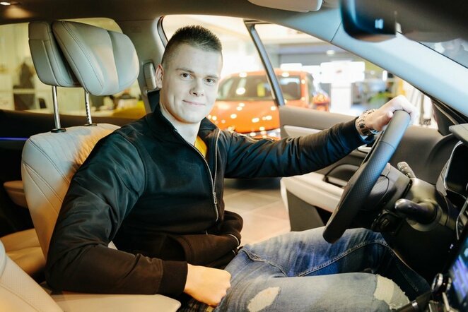 D.Rapšiui įteikti prabangaus automobilio rakteliai | Organizatorių nuotr.