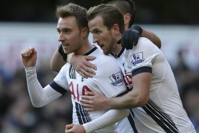 Harry Kane‘as (kair.) ir Christianas Eriksenas (deš.) vedė „Tottenham“ klubą į pergalę | Reuters/Scanpix nuotr.