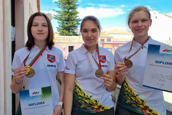 Irmantė Aleliūnaitė, Silvija Kisieliūtė bei Beatričė Šimkutė (orienteering.lt nuotr.) | Organizatorių nuotr.