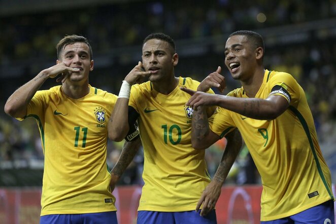 Philippe Coutinho (kair.) ir Neymaras (centre) | Scanpix nuotr.