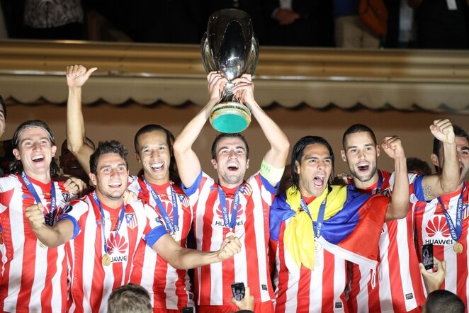 „Atletico“ žaidėjai džiaugiasi trofėjumi | AFP/Scanpix nuotr.