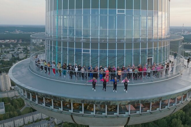 Vilniuje įvyko Zumba treniruotė 170 m aukštyje | Organizatorių nuotr.
