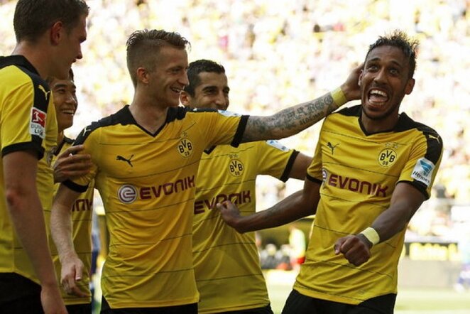 Dortmundo klubo futbolininkai švenčia įvartį | Reuters/Scanpix nuotr.