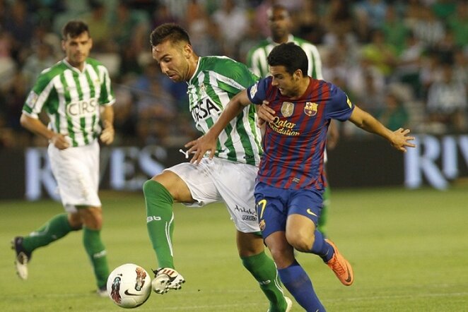 Akimirka iš rungtynių tarp Sevilijos „Real Betis“ ir „Barcelona“ futbolininkų | AP/Scanpix nuotr.