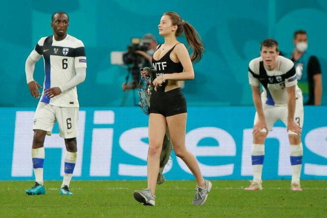 Belgų ir suomių rungtynėse į aikštę išbėgo mergina | Scanpix nuotr.