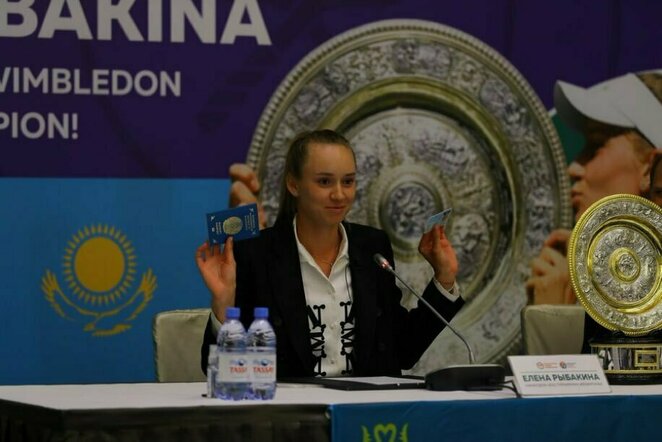 Elena Rybakina visiems demonstravo Kazachstano pasą | „Twitter“ nuotr.