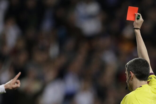 Brazilijoje po futbolininkų susistumdymo parodytos 4 raudonos kortelės | AP/Scanpix nuotr.