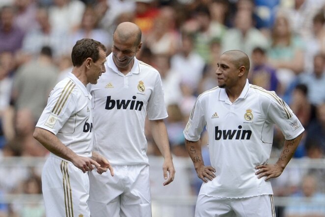 Buvę „Real“ žaidėjai Emilio Butragueno, Zinedine'as Zidane'as ir Roberto Carlosas buvo geros nuotaikos | AFP/Scanpix nuotr.