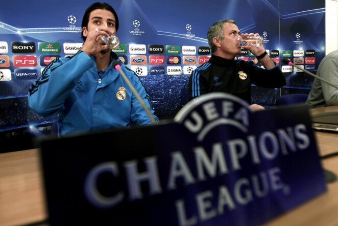 „Real“ saugas Sami Khedira (kair.) ir treneris Jose Mourinho (dešin.) | AP/Scanpix nuotr.