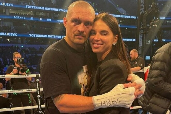 Oleksandras Usykas su žmona | Instagram.com nuotr