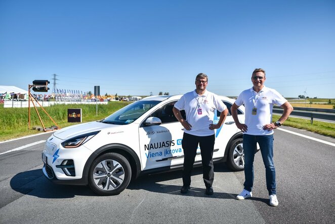 Pradėjo rekordinę kelionę aplink Lietuvą elektromobiliu „Kia e-Niro“ | Vytauto Pilkausko nuotr.