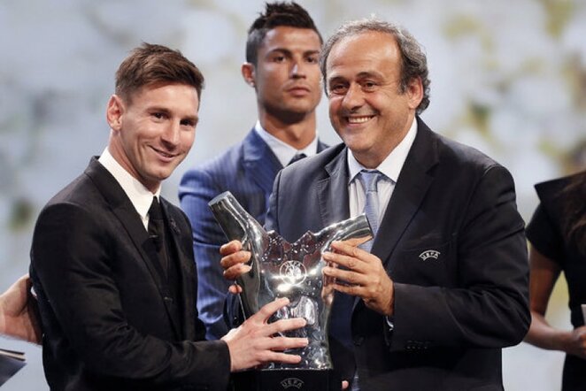 Michelis Platini įteikia trofėjų Lioneliui Messi | Reuters/Scanpix nuotr.
