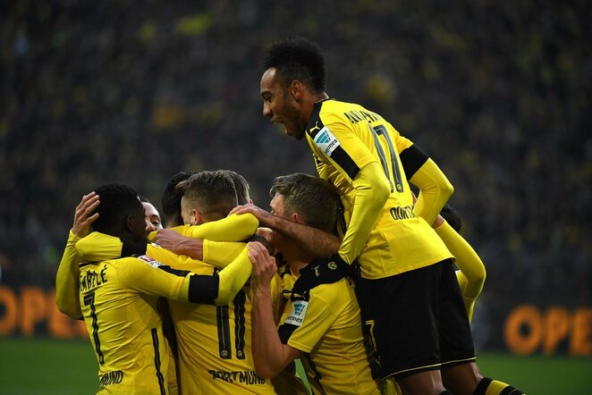 „Borussia Dortmund“ žaidėjai džiaugiasi įvarčiu | Scanpix nuotr.
