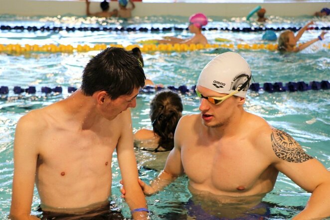 Vaikams su regėjimo negalia – pasaulio čempiono plaukimo pamokos | Organizatorių nuotr.