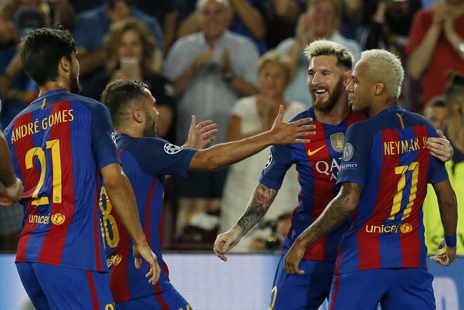 „Barcelona“ futbolininkai švenčia įvartį | Scanpix nuotr.