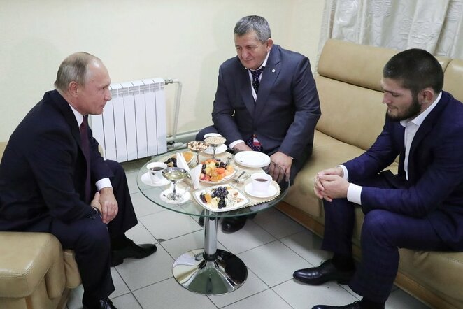 Vladimiras Putinas, Abdulmanapas Nurmagomedovas ir Chabibas Nurmagomedovas | Scanpix nuotr.
