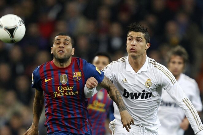 Dani Alvesas (kairėje) ir Cristiano Ronaldo (dešinėje) | Reuters/Scanpix nuotr.