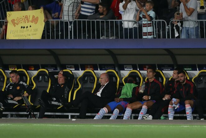 Cristiano Ronaldo ir Bruno Fernandesas ant atsarginio žaidėjų suolelio | Scanpix nuotr.
