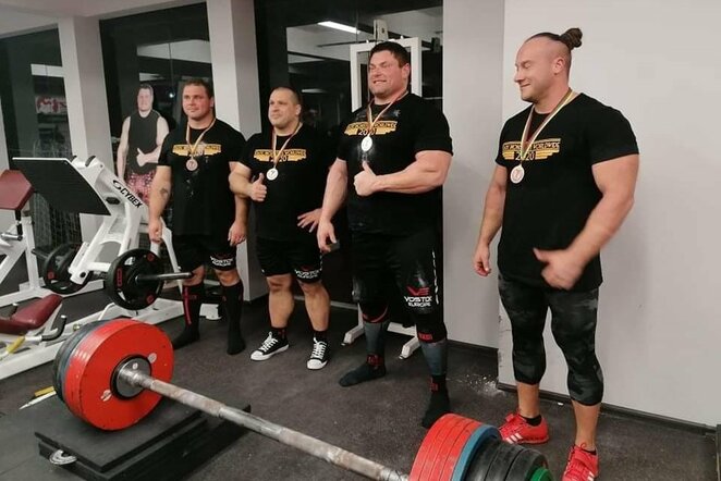 Žydrūnas Savickas ir kiti varžybų dalyviai | Organizatorių nuotr.