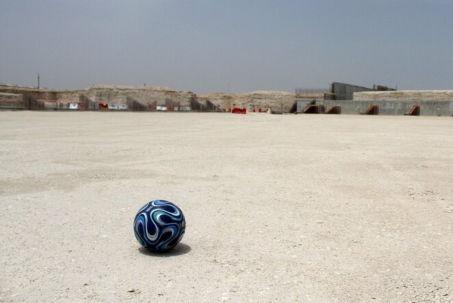 Futbolo kamuolys prie statomo stadiono | Scanpix nuotr.