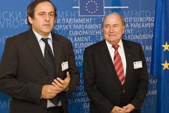 Michelis Platini (kairėje) ir Seppas Blatteris | UPPA/Scanpix nuotr.