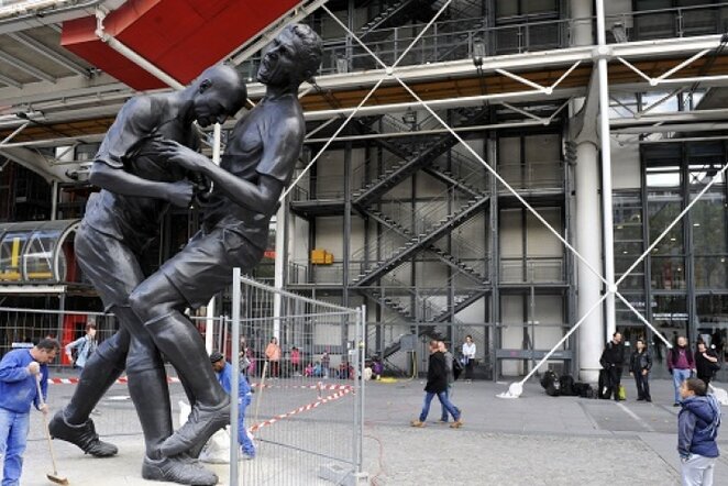 Zinedine'o Zidane'o ir Marco Materazzi skulptūra | AFP/Scanpix nuotr.
