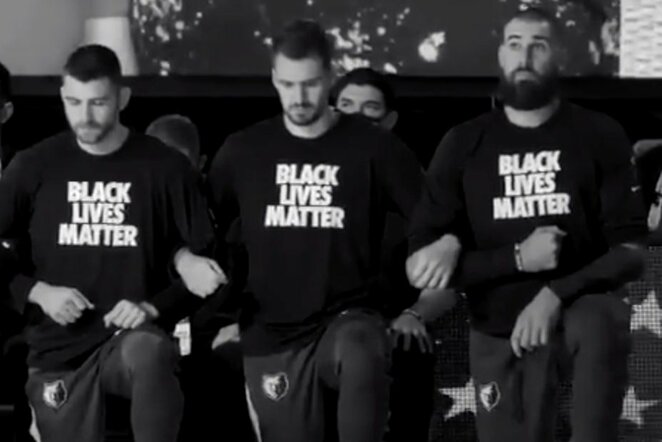 Jonas Valančiūnas su komandos draugais išreiškė palaikymą „Black Lives Matter“ judėjimui | „Stop“ kadras