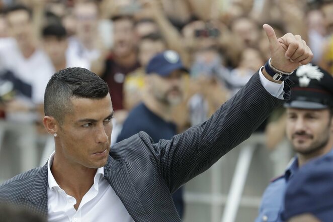 Cristiano Ronaldo susitiko su „Juventus“ sirgaliais | Scanpix nuotr.