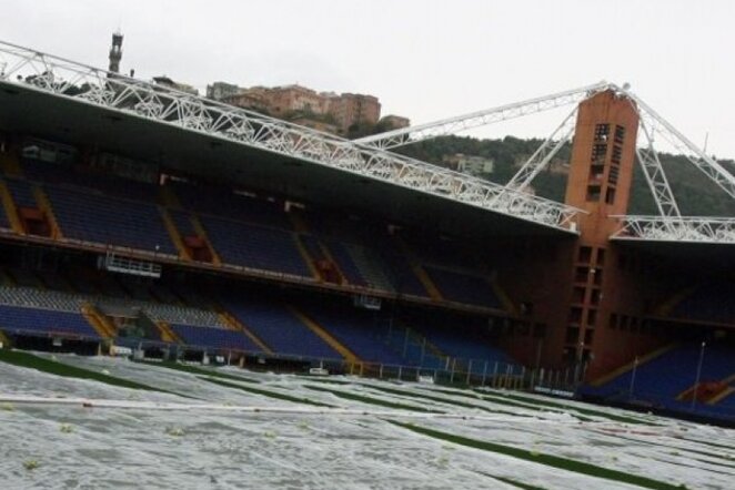 2011 m. lapkričio 5 d. daryta Genujos „Luigi Ferraris“ stadiono nuotrauka po stipraus lietaus | AFP/Scanpix nuotr.