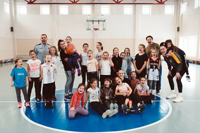 Vilniaus „Kibirkšties-MRU“ klubo krepšininkės susitiko su Sostinės krepšinio mokyklos (SKM) auklėtinėmis | Sauliaus Čirbos nuotr.