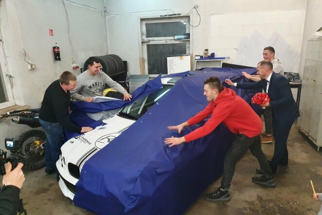 33-iojo gimtadienio proga R.Šeinauskui komanda padovanojo dvejus metus gamintą BMW | Organizatorių nuotr.