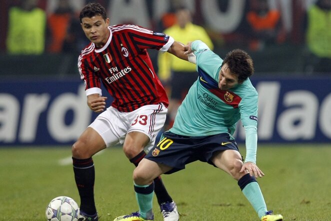 Thiago Silva (kair.) ir Lionelis Messi (deš.) kovoja dėl kamuolio | Reuters/Scanpix nuotr.