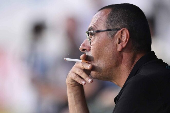 „Napoli“ klubo treneris Maurizio Sarri surūkė ne vieną cigaretę | Scanpix nuotr.
