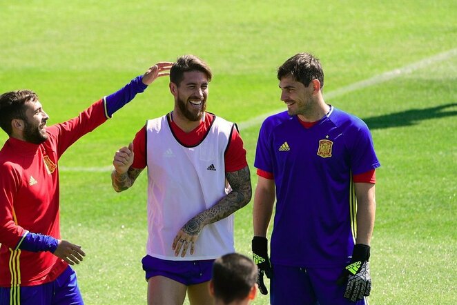 Sergio Ramosas (centre) ir Ikeras Casillasas (deš.) | Scanpix nuotr.