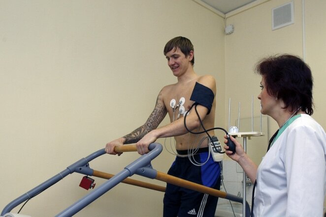 Medicininė apžiūra atliekama Romanui Pavlyuchenko | RIA Novosti/Scanpix nuotr.