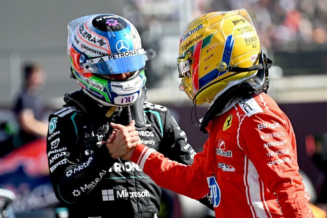 Kimi Antonelli ir Lewisas Hamiltonas |  EPA / PETER POWELL