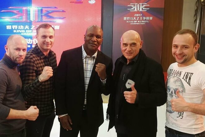 Julius Mokca ir Andrius Šipaila su legendiniu boksininku Evanderiu Holyfieldu | Organizatorių nuotr.