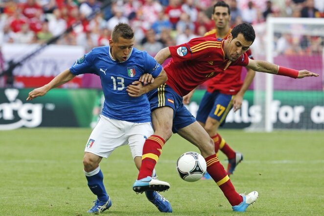 Emanuele Giaccherini (kairėje) ir Sergio Busquetso (dešinėje) dvikova | Reuters/Scanpix nuotr.