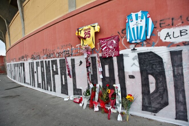 Sirgalių užuojautos apraiška ant „Livorno“ stadionas sienos | LaPresse/Scanpix nuotr.