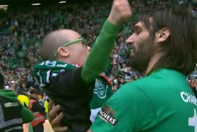 Mažasis „Celtic“ fanas ir G.Samaras | youtube.com nuotr.