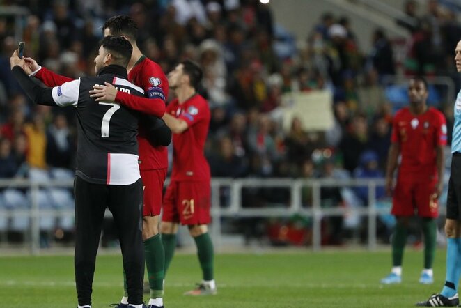 C.Ronaldo pasidarė asmenukę su į aikštę įsiveržusiu fanu | Scanpix nuotr.