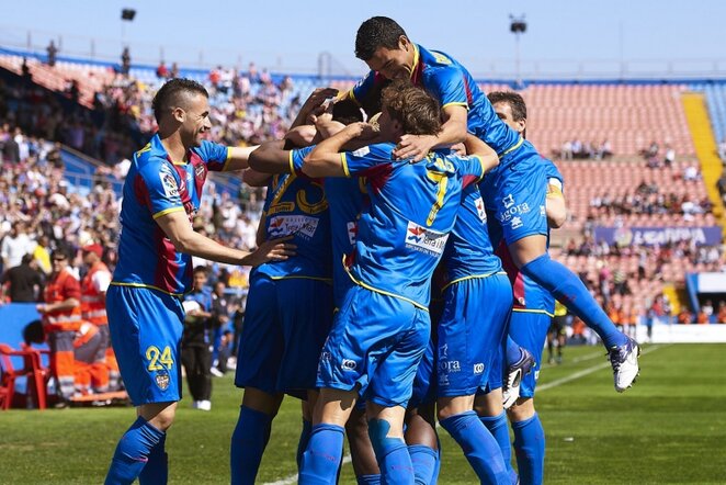 „Levante“ futbolininkai džiaugiasi po Valdo pelnyto įvarčio | AFP/Scanpix nuotr.