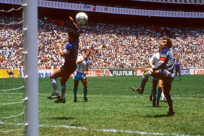 1986-ųjų pasaulio čempionato akimirka. Rungtynės tarp Argentinos ir Anglijos: smūgiuoja Diego Maradona, dešinėje - Peteris Shiltonas | Scanpix nuotr.